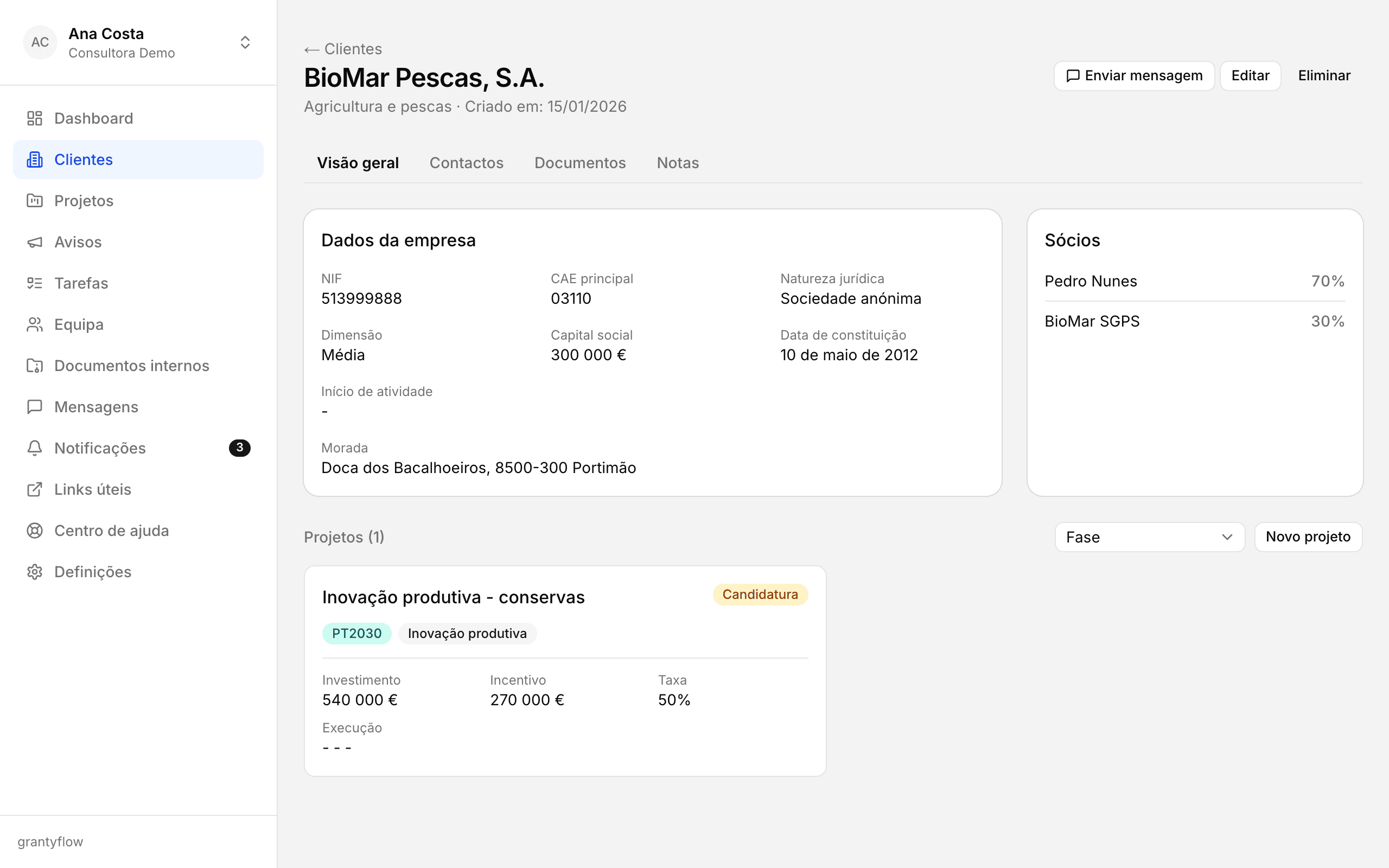 Ficha de um cliente com os dados da empresa e os projetos associados